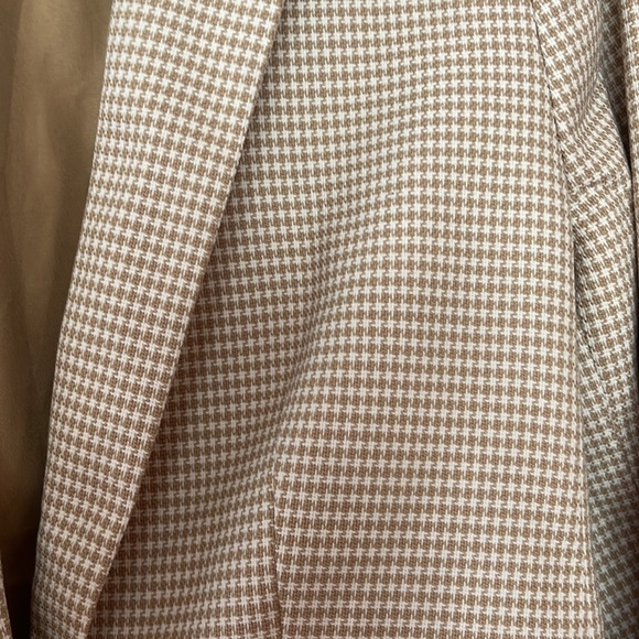 Ann Taylor beautiful Petite Blazer for Women. - Picture 12 of 16